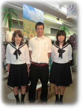 碧南高校商業科【あさひや】担当の3名です。　　　　ありがとうございました。【あさひや】店内にて撮影